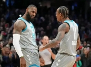 -湖人碾压太阳，德罗赞带队取胜