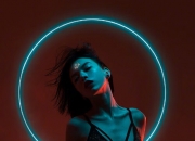 英雄联盟总决赛-城市霓虹与赛车轰鸣，拉梅洛的沉默反击