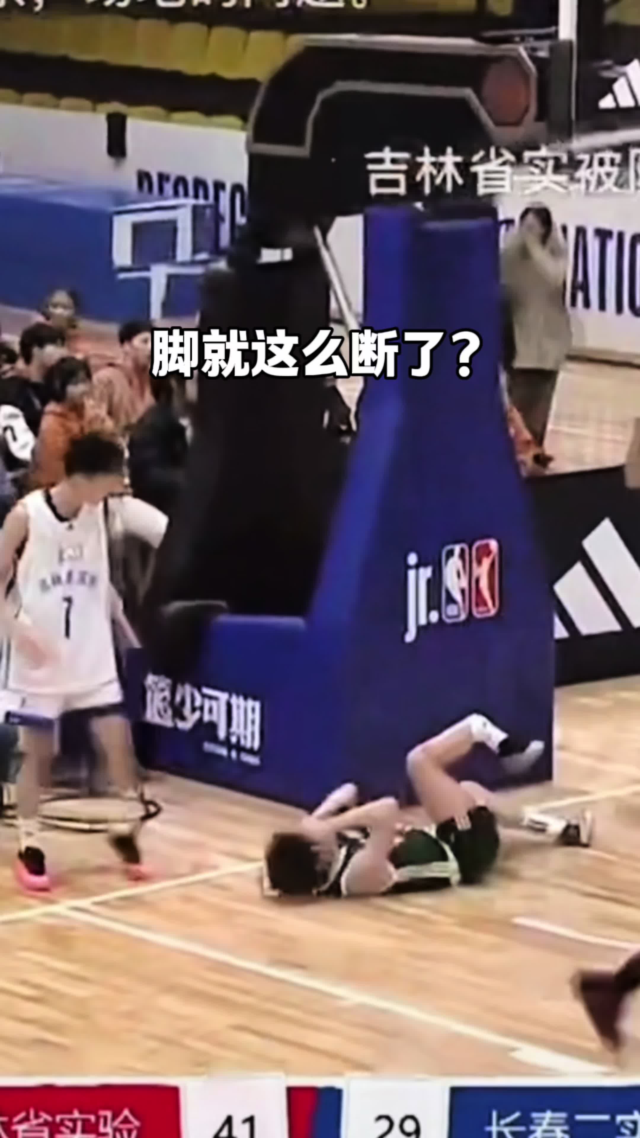 篮球名将因受伤缺席关键比赛