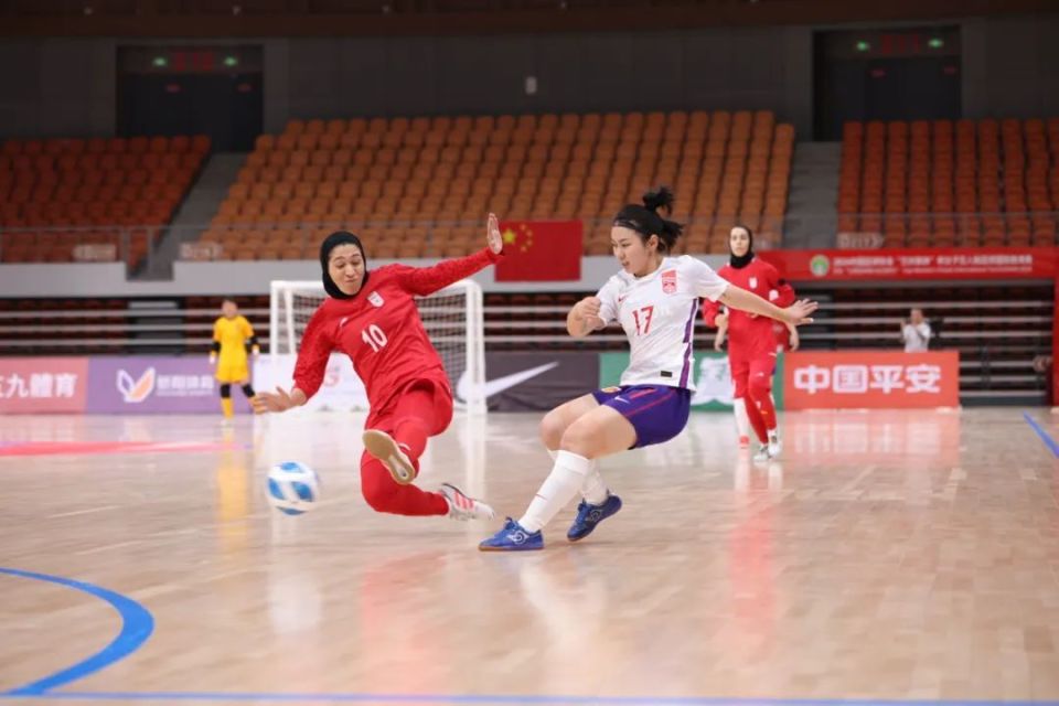 包含国际女子足球赛纷纷上演，球迷狂热支持的词条