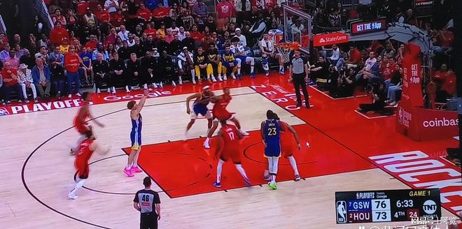 火箭队和勇士队体育场上的对抗 火箭队和勇士队体育场上的对抗