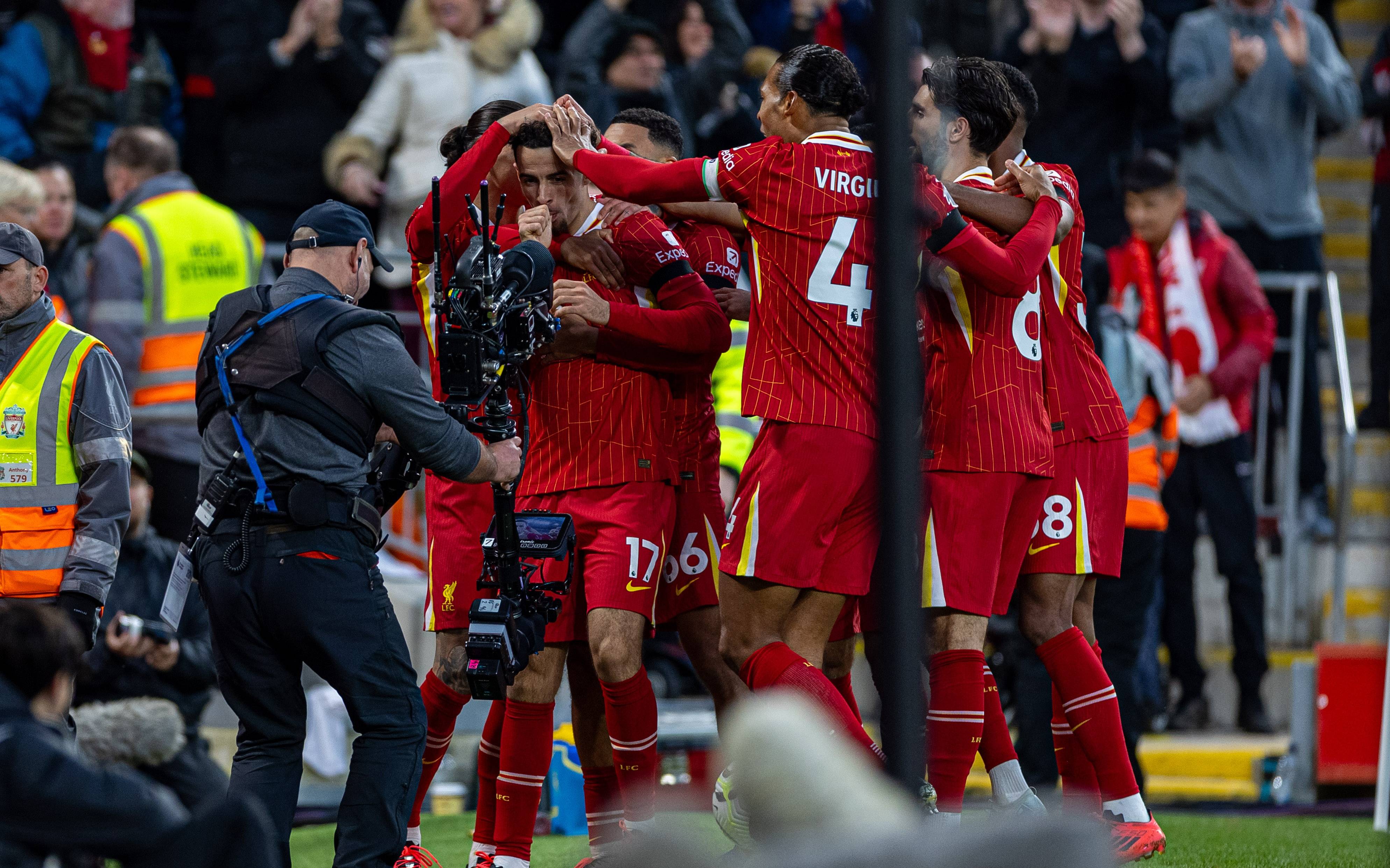 场面火爆!英超观众席沸腾不已的简单介绍 场面火爆!英超观众席沸腾不已的简单介绍