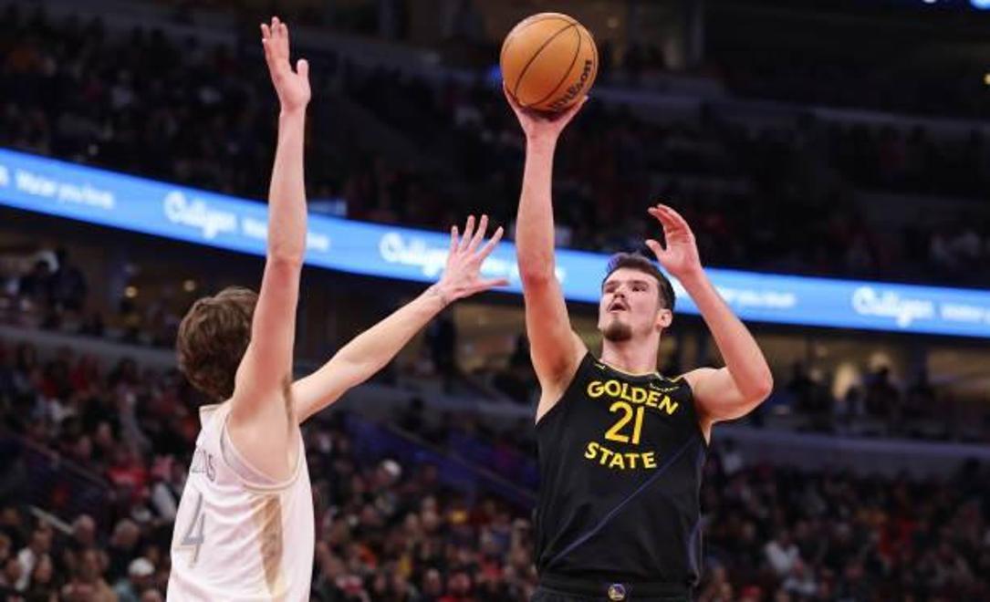 内线防守稳固,帮助球队赢得关键胜利 内线防守稳固,帮助球队赢得关键胜利