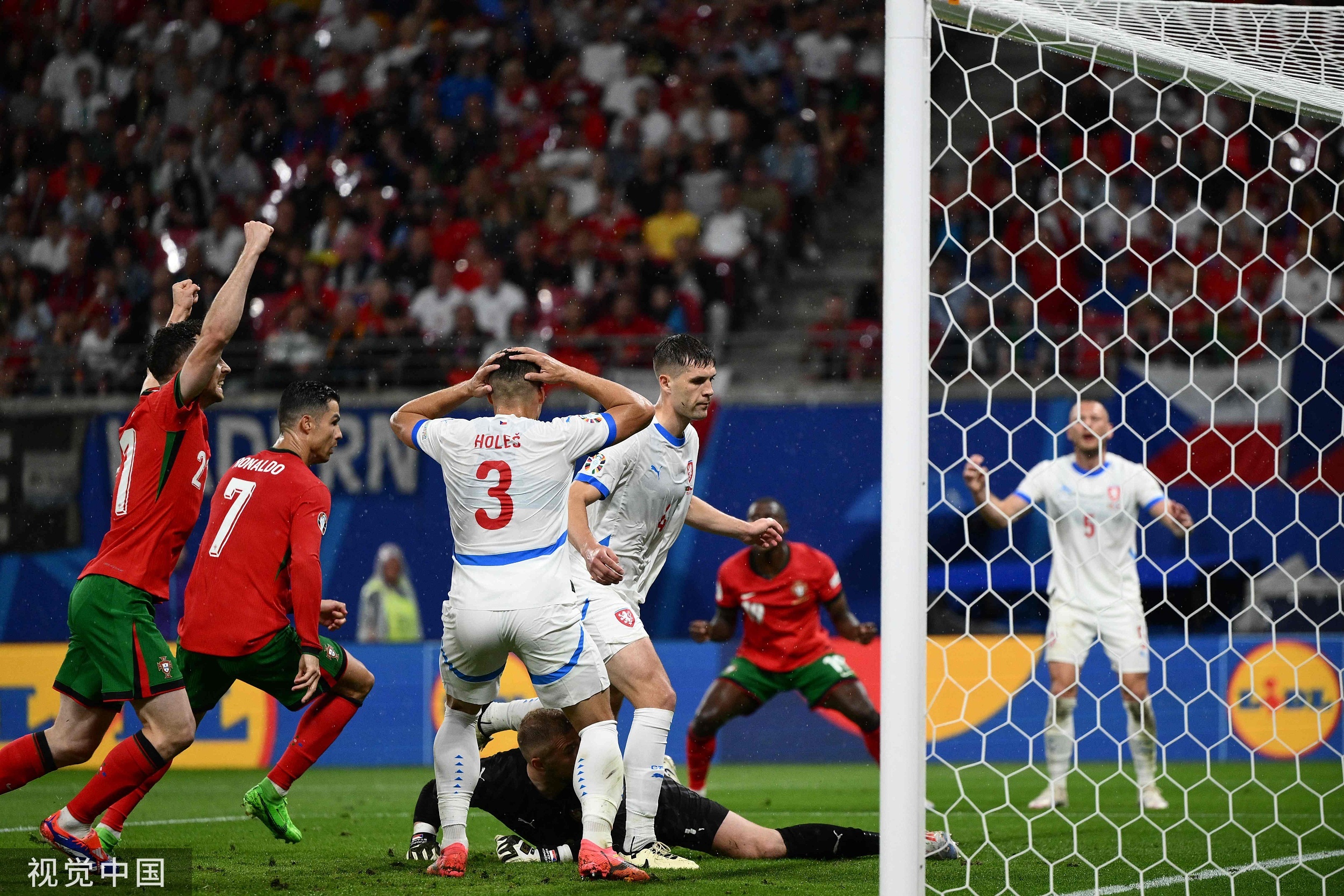 克罗地亚主场战平捷克，欧洲杯小组赛激烈开战