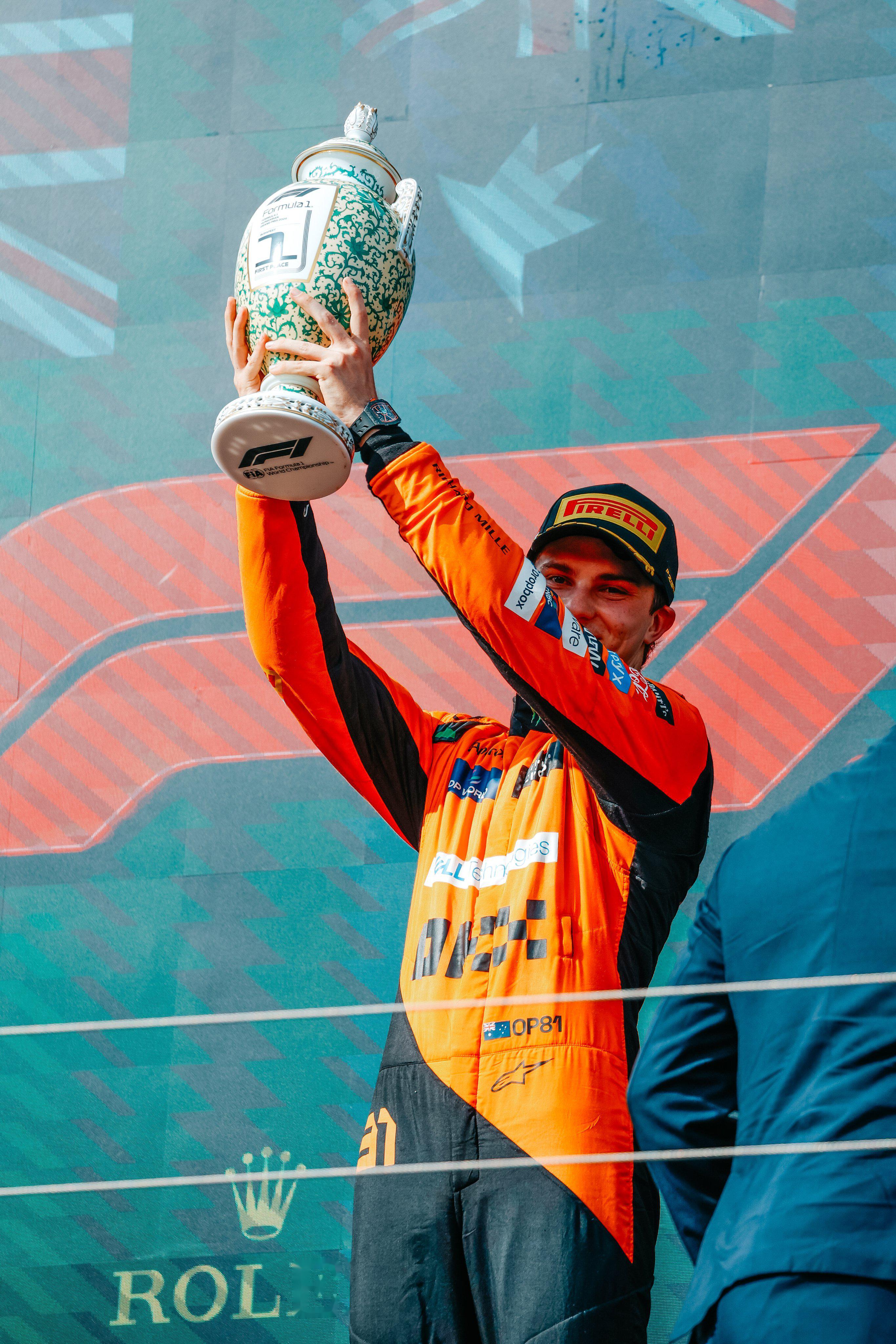 迈凯伦完胜雷诺车队，皮亚斯特里点燃赛场