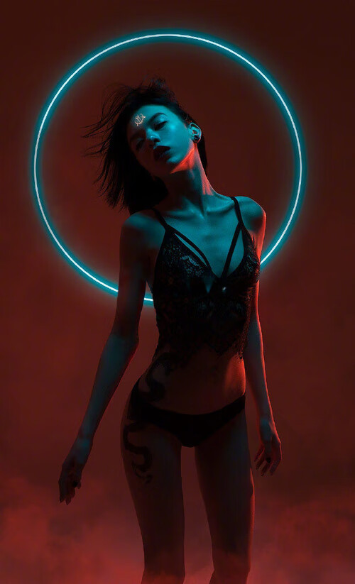 城市霓虹与赛车轰鸣，拉梅洛的沉默反击