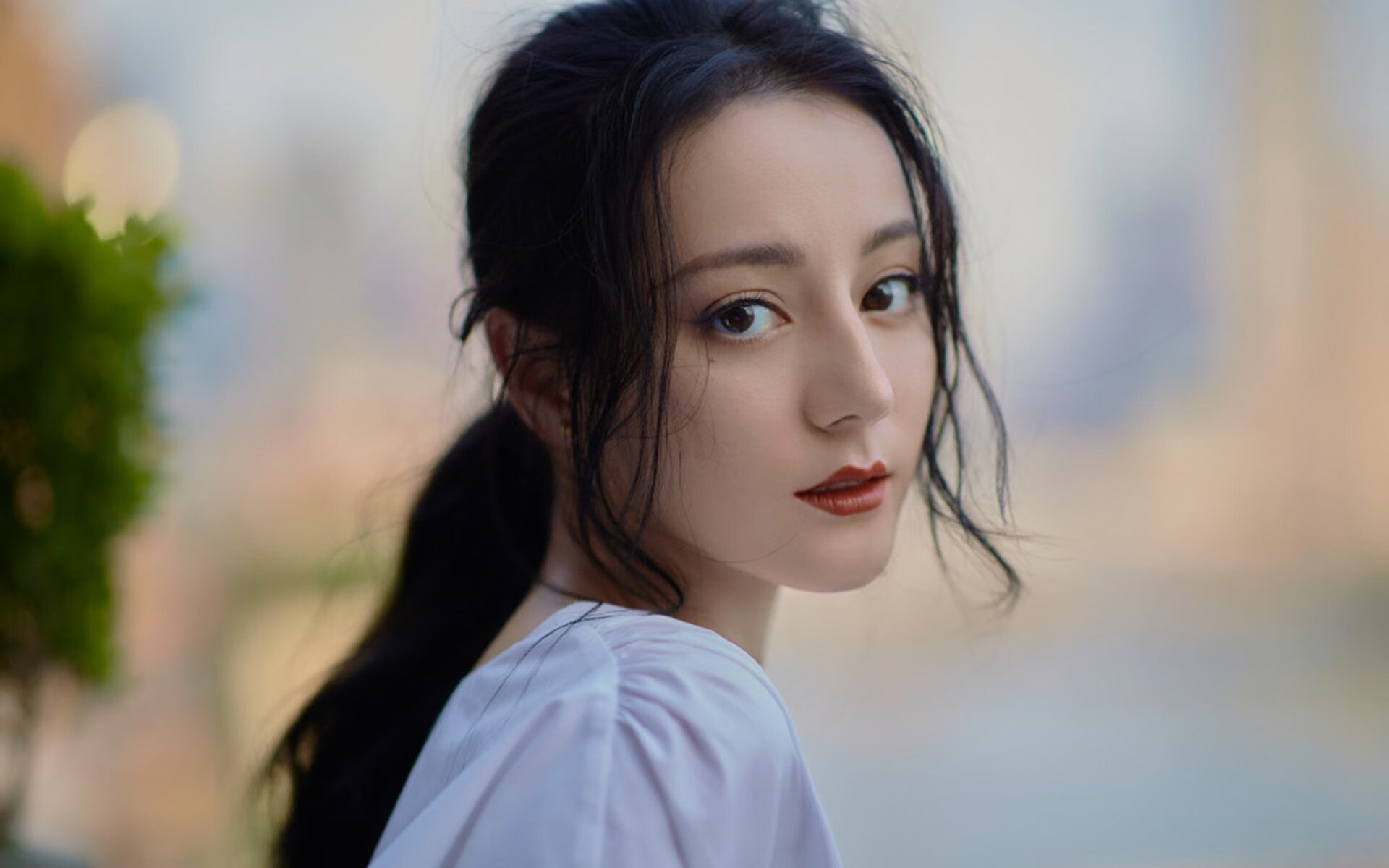 压力双城记,巴西的集体宣泄与格纳布里的个人救赎